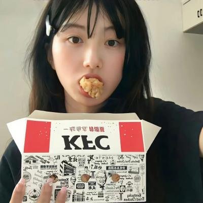 她背后的那双手