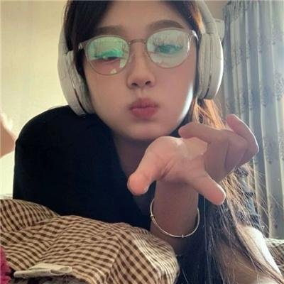 随盲柳入眠的女人