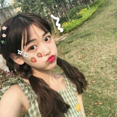 玻璃橱窗中的姑娘